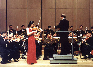 Sha playing with her father Cao Peng in Taiwan