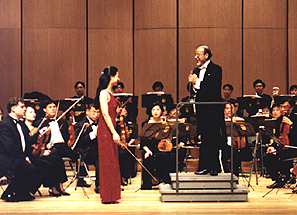 Sha playing with her father Cao Peng in Taiwan